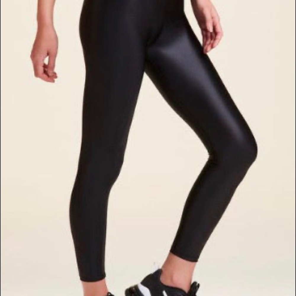 Alala - Primary Tight liquid black medium